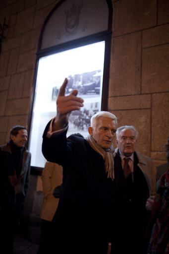 Photo 26 : President of the European Parliament Jerzy Buzek takes a short walk in tour of the Old Town in Sarajevo.