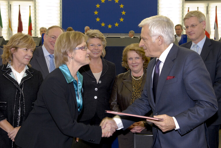 Telecoms Package  Sweden’s Minister for Communications, President of the Council and EP President signed the Telecoms Package.