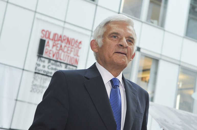 Fotografija 8: EP President welcomes Prime Minister of the first Polish post-communist government, at the European Parliament on the occasion of opening Solidarnosc. A Peaceful Revolution exhibition