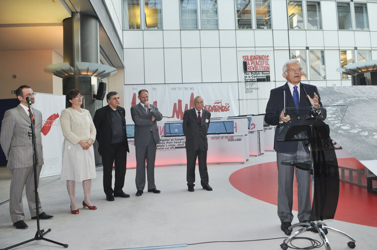 Fotagrafa 4: EP President welcomes Prime Minister of the first Polish post-communist government, at the European Parliament on the occasion of opening Solidarnosc. A Peaceful Revolution exhibition