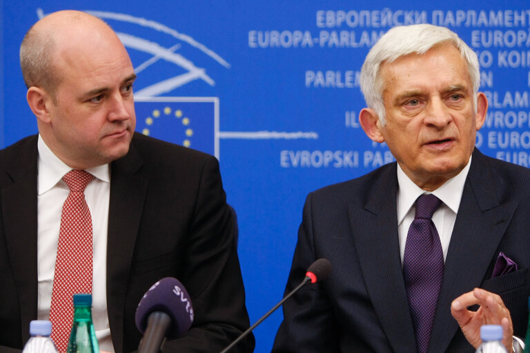 Foto 10: Press conference - Conclusions of the Swedish Presidency - Fredrik REINFELDT, Prime Minister of Sweden and Jerzy BUZEK, EP President