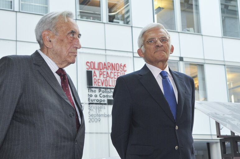 Fotografija 9: EP President welcomes Prime Minister of the first Polish post-communist government, at the European Parliament on the occasion of opening Solidarnosc. A Peaceful Revolution exhibition