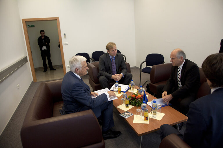 Fotogrāfija 16: President of the European Parliament Jerzy Buzek (L) meets with Valantin Inzko (R), Hight Resresentative for Bosnia and Herzegovina and Peter Sorensen, EU Special Representative and Head of EU Delegation to Bosnia and Herzegovina, prior to their meeting in Sarajevo