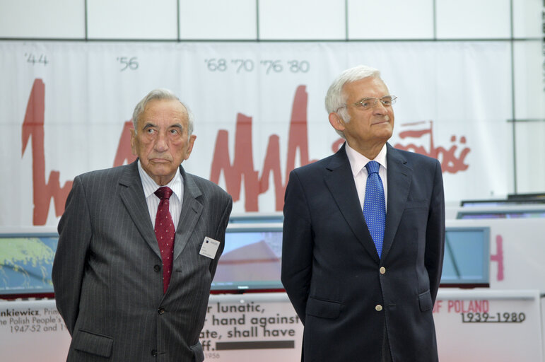 Fotografija 7: EP President welcomes Prime Minister of the first Polish post-communist government, at the European Parliament on the occasion of opening Solidarnosc. A Peaceful Revolution exhibition