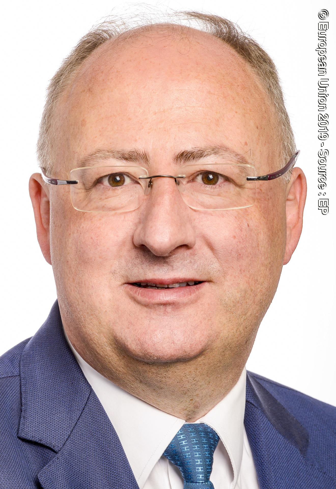 Photo 8: Jose Manuel FERNANDES official portrait - 9th Parliamentary term