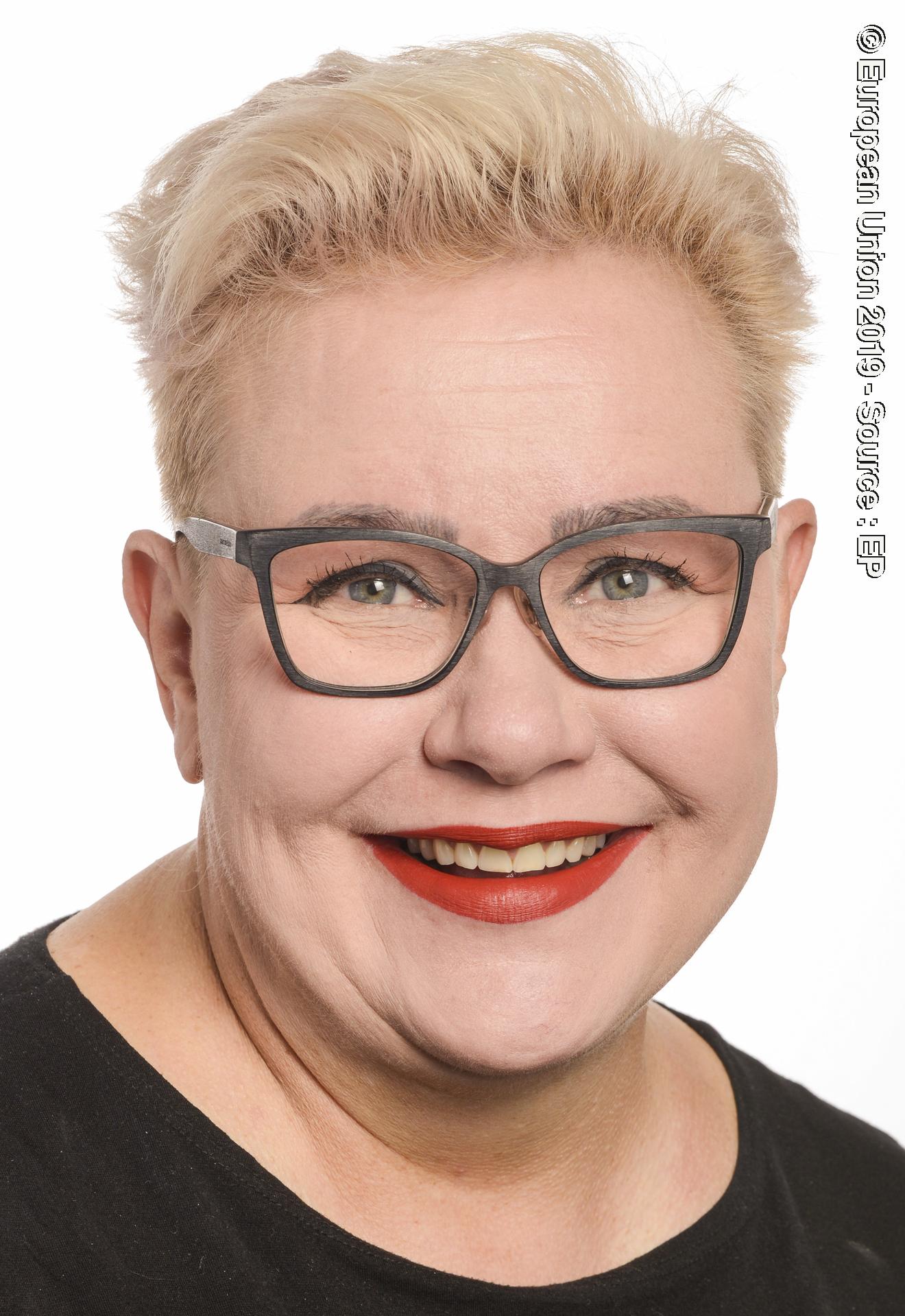 Photo 8 : Sirpa PIETIK√ÑINEN official portrait - 9th Parliamentary term