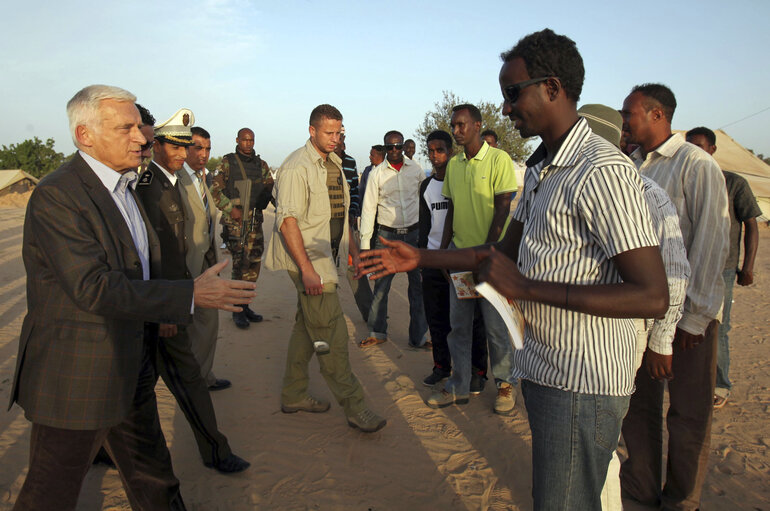 Fotó 5: President of the European Parliament Jerzy Buzek meets with refugees at the Shusha refugee camp on the Tunisian-Libyan border on October 30, 2011.