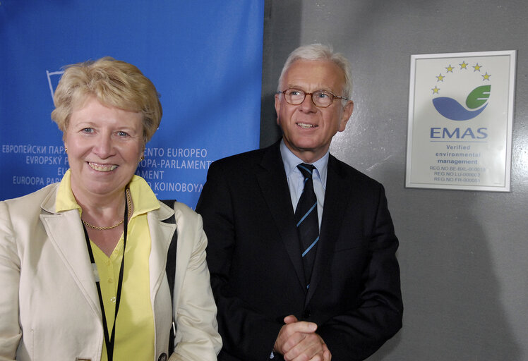 Foto 2: EP President unveiled a plaque to mark Parliament's fight against global warming. It records Parliament's successful registration in the Community eco-management and audit scheme (EMAS), part of its efforts to reduce its CO2 by a third by 2020.