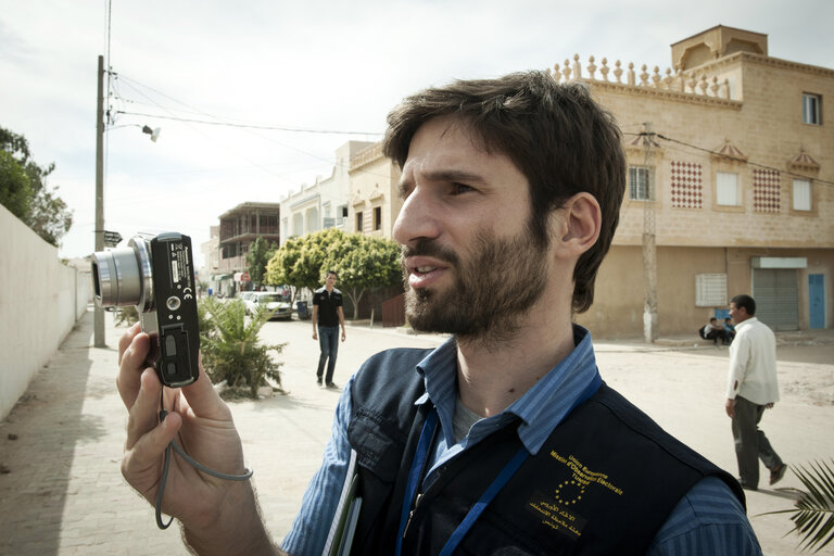 Fotografija 46: Sidi Amor Bouhajla, Tunisia 20 October 2011  European Union observer Federico Dessi monitors a polling station.  Following the invitation from the Tunisia interim government, the European Union established an Election Observation Mission to monitor the upcoming elections for a Constituent Assembly scheduled on October 23rd 2011.