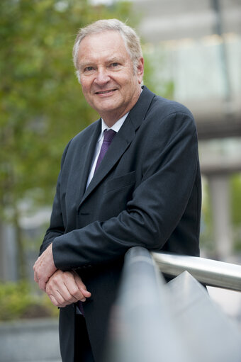 Fotó 9: Portrait of MEP Hans Peter MAYER and assistants