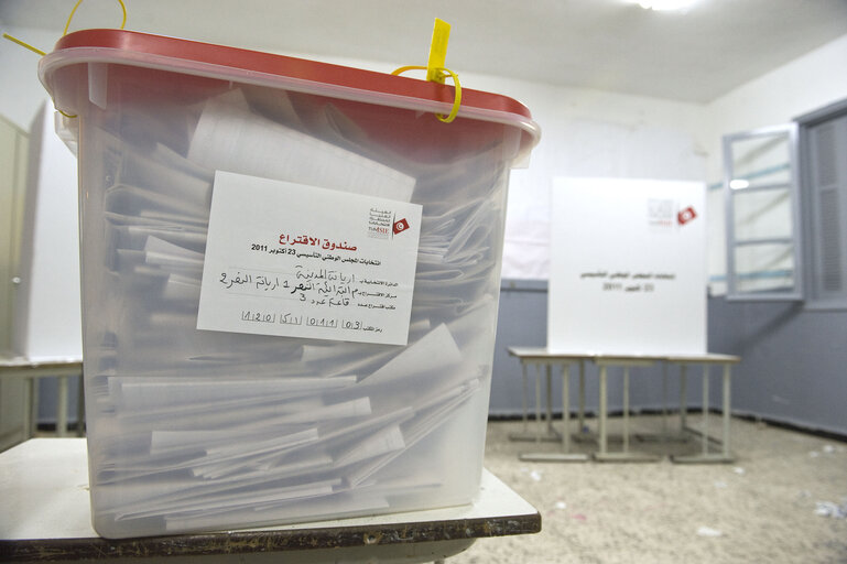 Valokuva 16: Counting at a polling station at the end of the day of election of the Tunisian Constituent Assembly in Tunis.