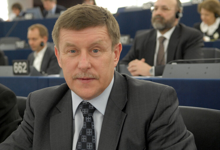 Fotografia 4: Zbigniew Krzysztof KUZMIUK MEP in plenary session in Strasbourg.