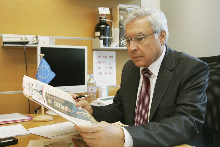 Zdjęcie 6: Panayiotis DEMETRIOU MEP in his office at the EP in Brussels.