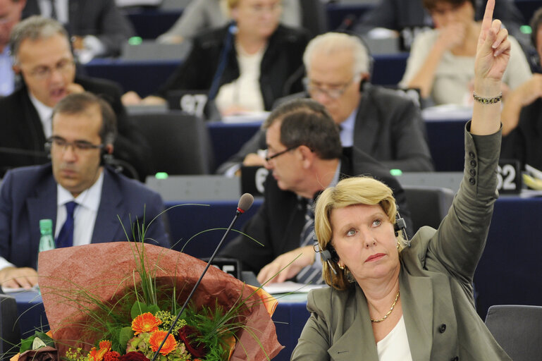 Photo 1: Corien WORTMANN-KOOL during votes in the hemicycle in Strasbourg, week 39
