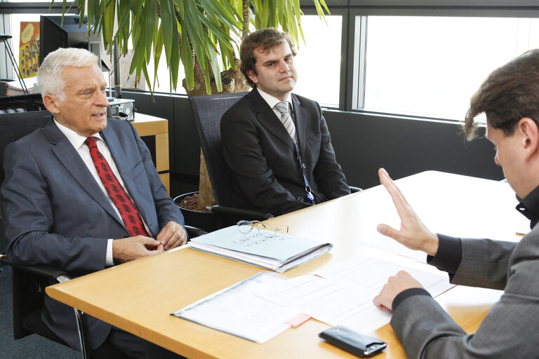 Suriet 2: Jerzy Buzek, EP President, meets Marek Rawski, essay competition winner