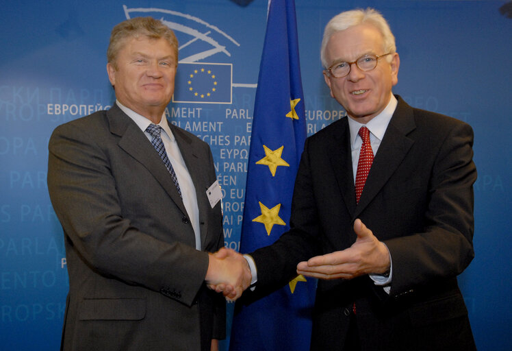 Billede 2: President Pöttering meets with Valery Yazev, President of the Russian Gas Society and Deputy Speaker of the State Duma