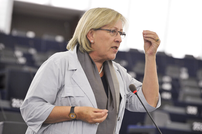 Foto 27: MEPs during plenary session in Strasbourg, week 39