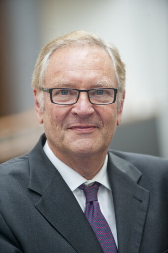 Fotografi 22: Portrait of MEP Hans Peter MAYER and assistants