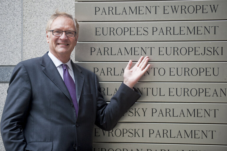 Fotografi 5: Portrait of MEP Hans Peter MAYER and assistants