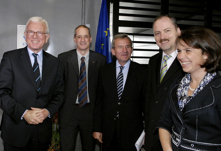 Foto 3: EP President unveiled a plaque to mark Parliament's fight against global warming. It records Parliament's successful registration in the Community eco-management and audit scheme (EMAS), part of its efforts to reduce its CO2 by a third by 2020.