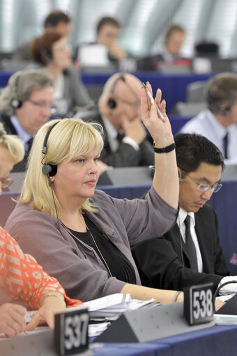 Fotografija 1: Anna Hedh during votes, plenary session in Strasbourg week 43