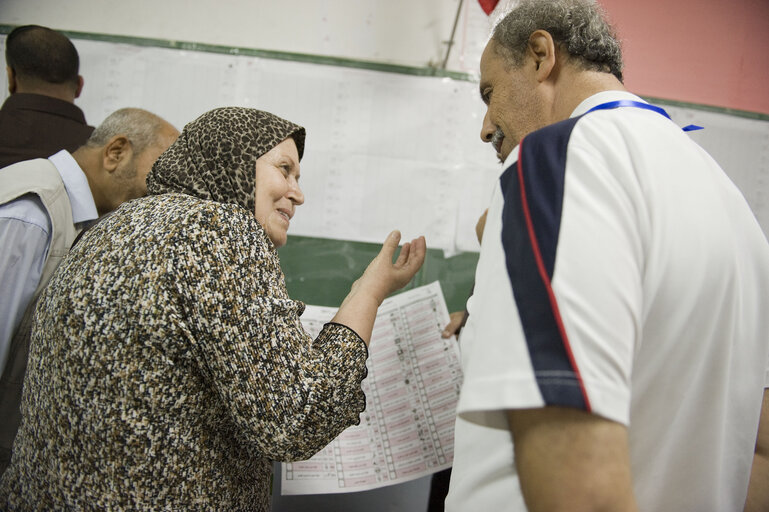 Valokuva 11: Counting at a polling station at the end of the day of election of the Tunisian Constituent Assembly in Tunis.