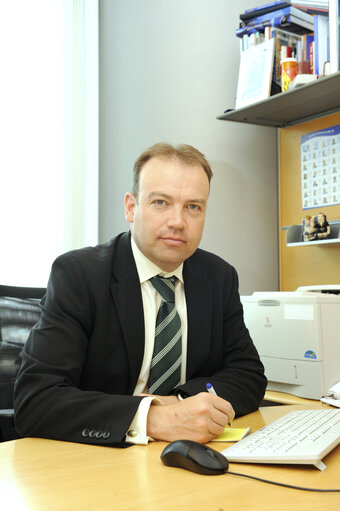 Nuotrauka 4: Christopher HEATON HARRIS in his office at the EP in Brussels.