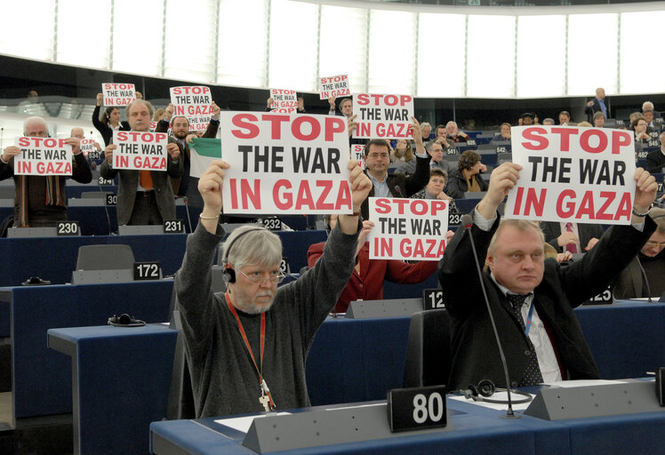 Foto 2: Demonstration against the War in Gaza, at the start of the Plenary Session in Strasbourg.