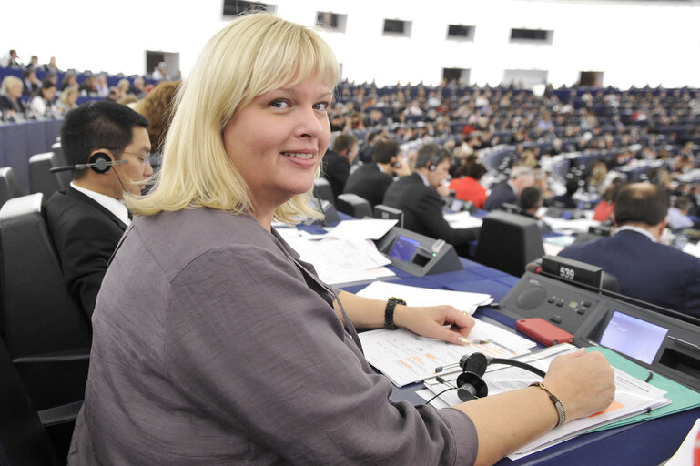 Fotografija 3: Anna Hedh during votes, plenary session in Strasbourg week 43