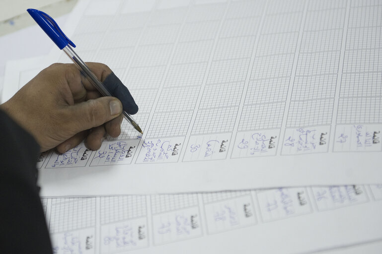 Fotagrafa 2: Counting at a polling station at the end of the day of election of the Tunisian Constituent Assembly in Tunis.