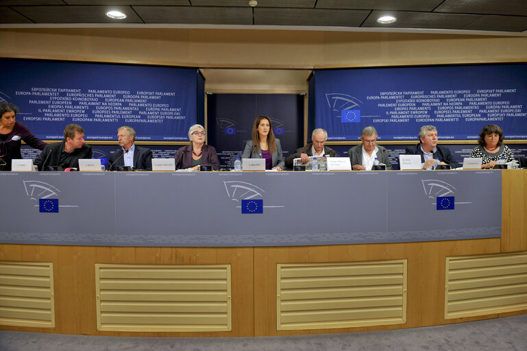 Fotó 21: Press Conference on Green Algae that plague the Coast of Brittany in France.