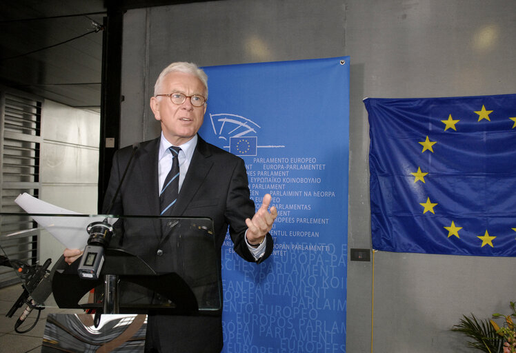 Foto 8: EP President unveiled a plaque to mark Parliament's fight against global warming. It records Parliament's successful registration in the Community eco-management and audit scheme (EMAS), part of its efforts to reduce its CO2 by a third by 2020.