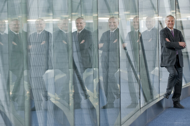 Fotó 19: Portrait of MEP Hans Peter MAYER and assistants