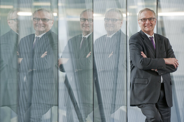 Fotó 20: Portrait of MEP Hans Peter MAYER and assistants