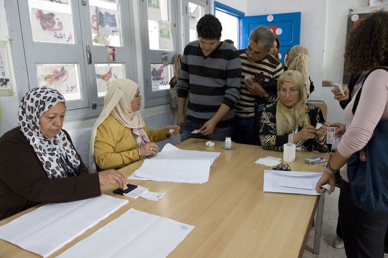 Valokuva 30: Day of election of the Tunisian Constituent Assembly in Tunis.