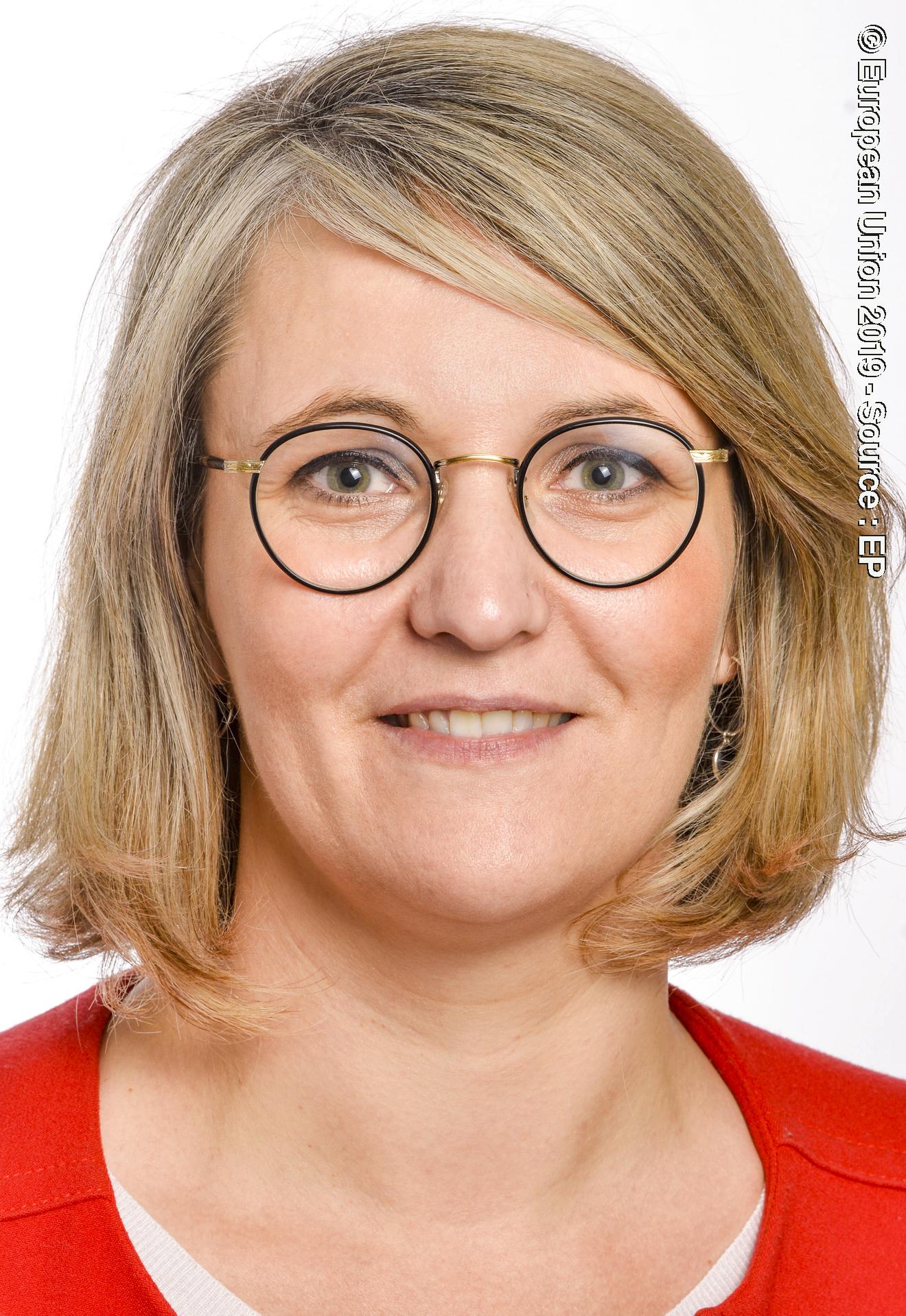 Marie-Pierre VEDRENNE official portrait - 9th Parliamentary term