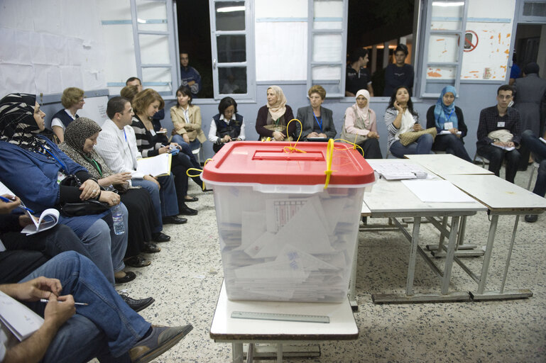 Fotagrafa 13: Counting at a polling station at the end of the day of election of the Tunisian Constituent Assembly in Tunis.