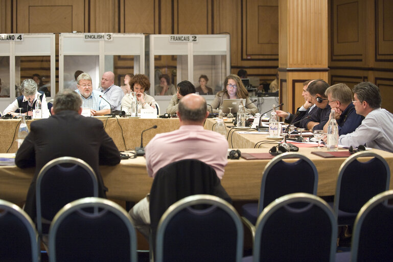 Zdjęcie 10: European deputies, members of the Official delegation of mission d'observation electoral (MOE) attend a meeting in Tunis