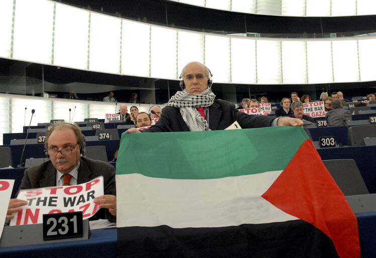 Foto 3: Demonstration against the War in Gaza, at the start of the Plenary Session in Strasbourg.