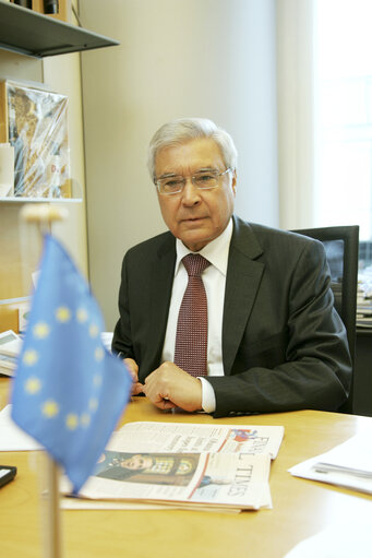 Fotografija 2: Panayiotis DEMETRIOU MEP in his office at the EP in Brussels.