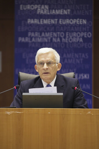 Foto 5: EP President chairing Plenary session week 41 - Debate of The Future of VAT