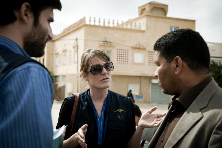 Fotografija 48: Sidi Amor Bouhajla, Tunisia 20 October 2011  European Union observers Perrine Pelletier and Federico Dessi monitoring in Sidi Amor Bouhaila.   Following the invitation from the Tunisia interim government, the European Union established an Election Observation Mission to monitor the upcoming elections for a Constituent Assembly scheduled on October 23rd 2011.