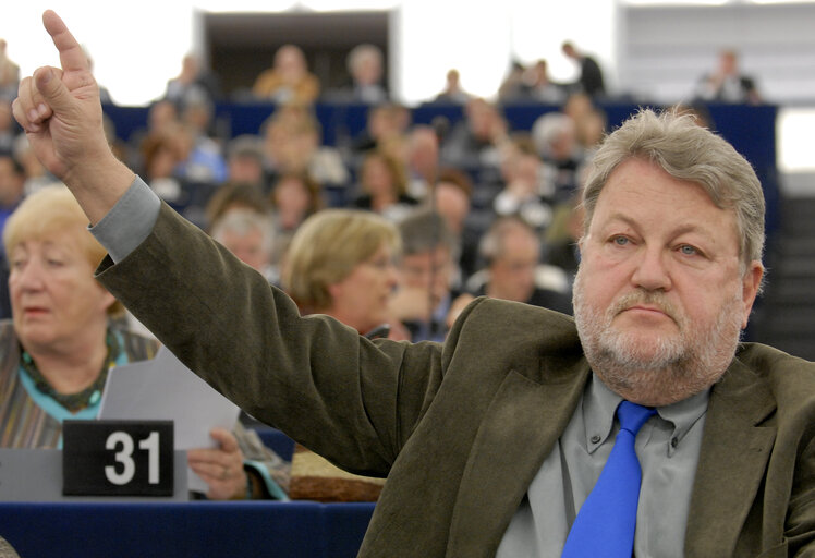 Foto 4: MEP Robert GOEBBELS in Plenary Session