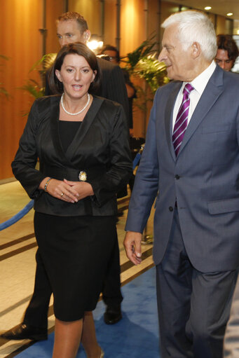 Zdjęcie 4: Jerzy BUZEK, EP President, welcomes President of Kosovo Atifete JAHJAGA