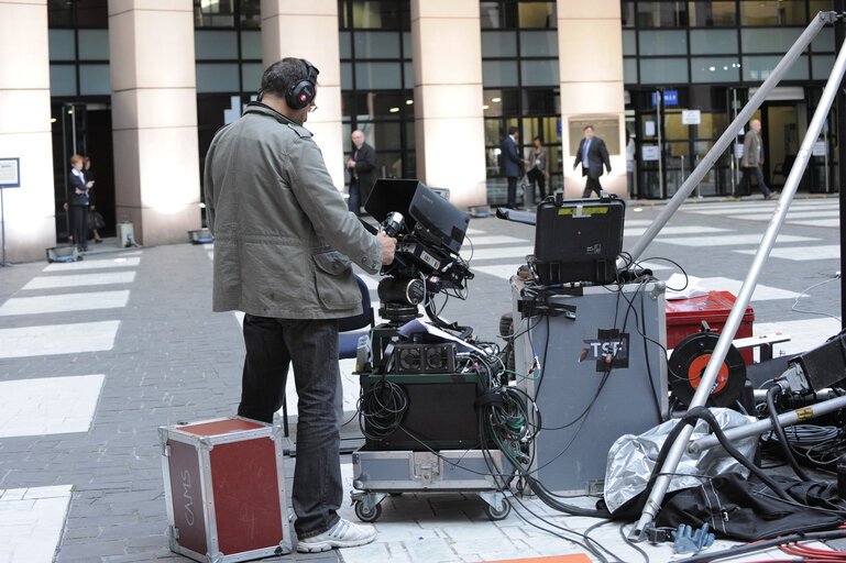 TV 5 tv set in the LOW courtyard