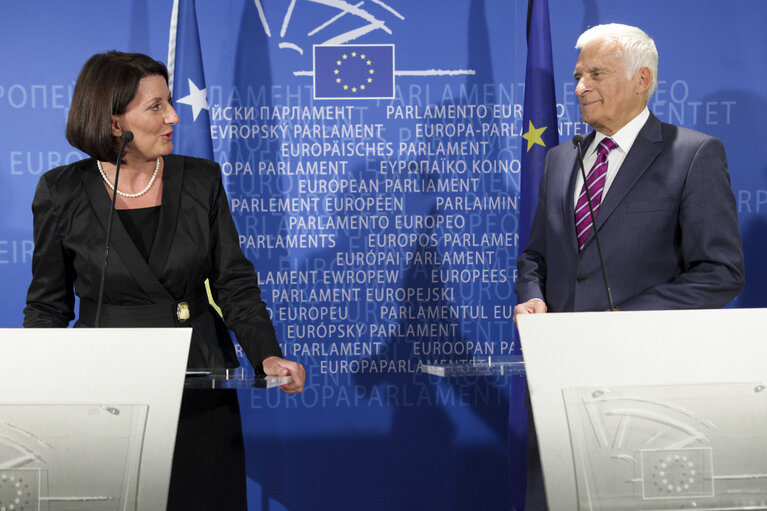 Valokuva 1: EP President  meets with the President of Kosovo