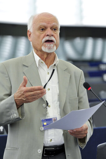 Valokuva 6: Hemicycle during the Plenary Session in Strasbourg - Week 27 - Scheme for food distribution to the most deprived persons in the Union