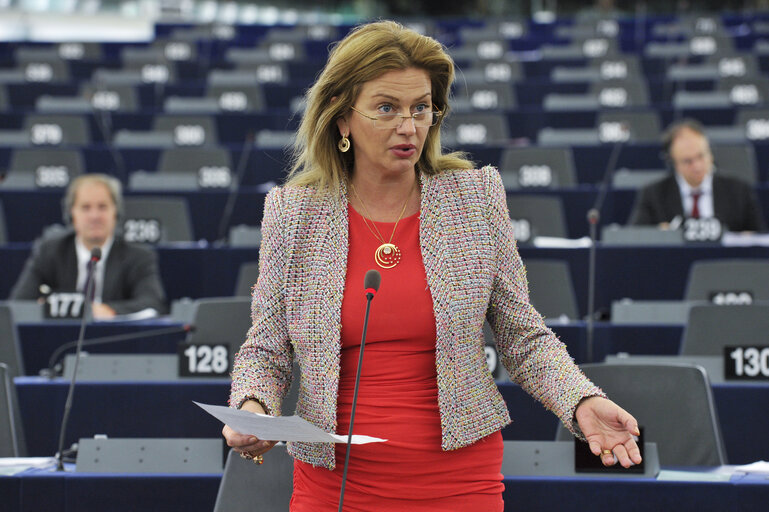 Valokuva 17: Hemicycle during the Plenary Session in Strasbourg - Week 27 - Modification of the Act concerning the election of the Members of the European Parliament