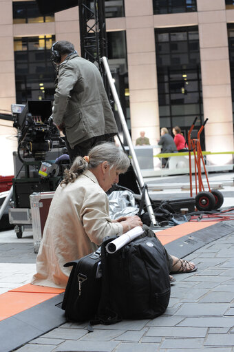 TV 5 tv set in the LOW courtyard