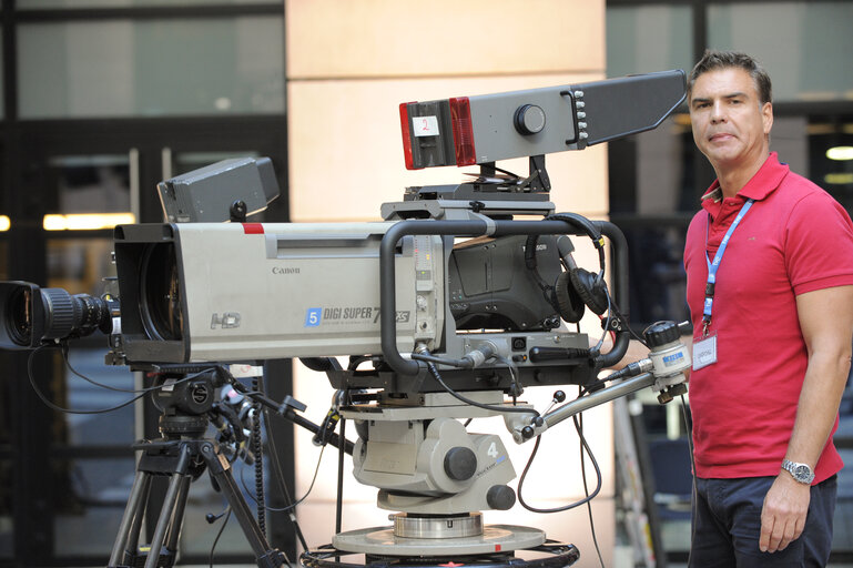 TV 5 tv set in the LOW courtyard